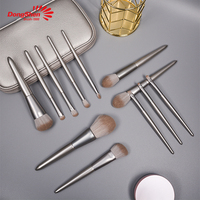 Ensemble de 12 pinceaux de maquillage de luxe en poils de chèvre argentés avec manche en bois et étiquette personnalisée, avec sac en PU - Application visage