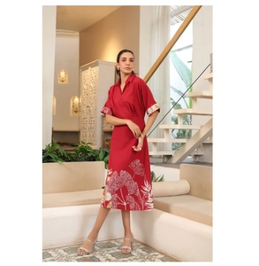 Vestido de algodón 100% elegante con estampado floral y ajuste cómodo Tamaños personalizados disponibles Tejido lavable para uso informal diario - Product Image 1