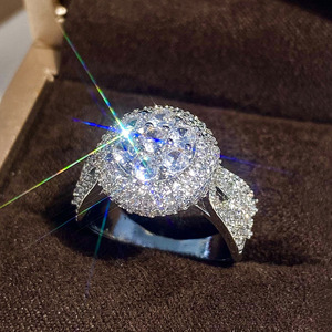 Anello di Fidanzamento e Matrimonio di Lusso con Pavé di Diamanti per Donne, Elegante Gioiello Scintillante - Product Image 1