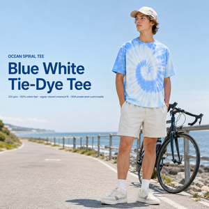 T-shirt HuaYi GOTS&OEKO personalizzata con stampa tie-dye a spirale, magliette artigianali blu chiaro e bianche effetto slavato, abbigliamento casual da uomo per il mare OEM ODM - Product Image 1