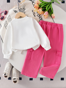 Set Casual 2 Pezzi per <span class=keywords><strong>Bambina</strong></span> Primavera 2026: <span class=keywords><strong>Felpa</strong></span> <span class=keywords><strong>Bianca</strong></span> con Fiocchi + Pantaloni Cargo Rosa - Product Image 2