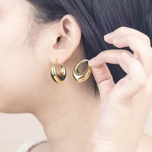 Nuevos Aretes de Aro de Acero Inoxidable con Baño de Oro de 18K, Estilo Sencillo y Elegante, Venta al por Mayor de Joyería de Moda - Product Image 3