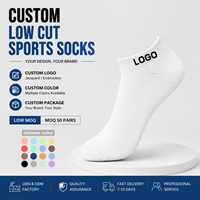 Vente en gros de chaussettes courtes en coton personnalisées avec logo jacquard pour hommes et femmes, chaussettes basses à absorption de la transpiration, chaussettes décontractées
