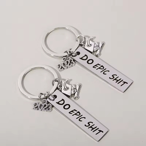 Bán Buôn 2023 Tốt Nghiệp Quà Tặng Keychain Làm Sử Thi Chết Chết Tốt Nghiệp Keychain 2023 Quà Tặng Cho Anh Thư Cô Khắc Kim Loại Móc Chìa Khóa - Product Image 1