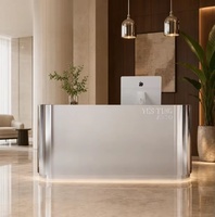 Bureau d'accueil au design incurvé avec finition métallique, comptoir personnalisé, mobilier commercial moderne pour salon, spa, hôtel, commerce de détail