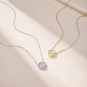 Collar de Plata de Ley S925 con baño de Rodio, Trébol de Cuatro Hojas, Colgante Floral Láser, Cadena de Clavícula de Lujo Ligero, Regalo para Fiesta - Product Image 3