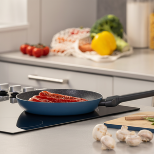 Fackelmann padella per avannotti in alluminio riciclato Ø 24 cm con rivestimento antiaderente in ceramica PFAS-Free Balance Pan per l'uso - Product Image 3
