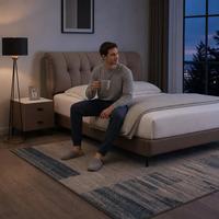 Lit Moderne Minimaliste 2026 en Bois Massif Marron Café avec Tête de Lit Rembourrée à Cannelements Linéaires pour Chambre Parentale de Luxe