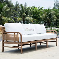 Canapé moderne trois places Bale Living Westwood, fabriqué en teck durable, élégant tressage en rotin, espaces extérieurs, resorts, Indonésie