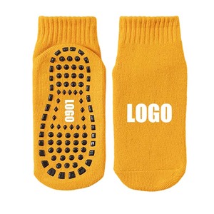 Chaussettes de <span class=keywords><strong>trampoline</strong></span> antidérapantes personnalisées pour enfants et adultes, vente en gros du fabricant, pour aire de jeux et parc - Product Image 4