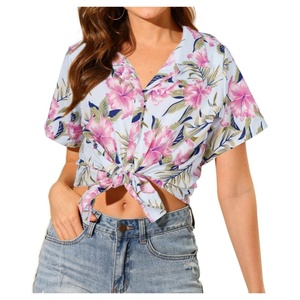 Blusa Hawaiana Estampada Vintage, Suave y Fresca para el Verano, con Estampado Floral Tropical, Cuello en V, Manga Corta, Botones al Frente y Logotipo - Product Image 3