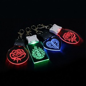 Porte-clés holographique personnalisé avec logo imprimé, rechargeable par USB, 7 couleurs LED, porte-clés en acrylique 3D lumineux pour souvenirs et cadeaux - Product Image 1