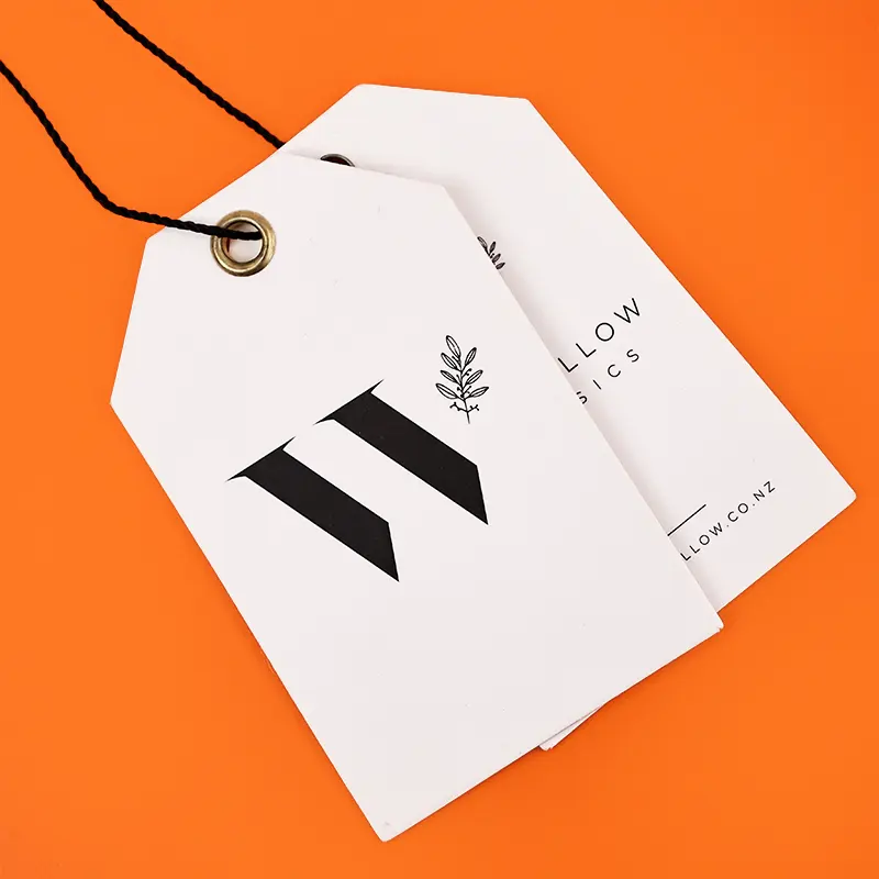 Étiquette suspendue de carte de papier couché de vente chaude avec l'étiquette imprimée de conception d'étiquette de vêtements pantalon carte d'affichage logo personnel