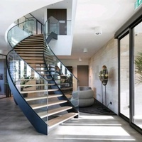 Escalier en spirale flottant sur mesure avec marches en bois massif, balustrade en verre courbé, main courante en bois, support en acier dissimulé pour villa moderne