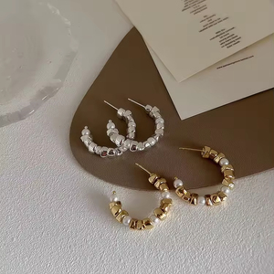 Pendientes de Aro en Forma de C con Perlas de Imitación, Chapados en Oro de 18K, Estilo Vintage Europeo - Product Image 2