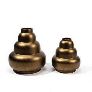 Vase à fleurs moderne en aluminium artisanal de luxe, élégant, pour la décoration de table et l'aménagement intérieur - Product Image 1