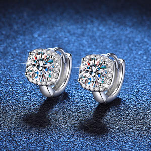 Boucles d'oreilles Huggie en Moissanite <span class=keywords><strong>1</strong></span> <span class=keywords><strong>carat</strong></span> pour Femme, en Argent Sterling S925 Plaqué Or 18K, Sertissage Carré, Bijoux de Luxe - Product Image 1