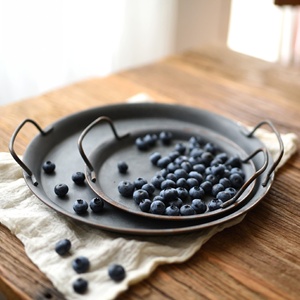 <span class=keywords><strong>Plateau</strong></span> rond en métal léger fait à la main de style ancien <span class=keywords><strong>avec</strong></span> poignée, style rétro pour la maison et le stockage de la photographie - Product Image 1