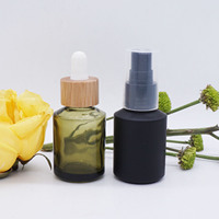 1 once épaule inclinée vert olive 30ml flacon compte-gouttes rond avec fermeture de pompe à Texture en bois foncé