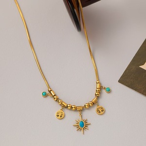 Collana Vintage color smeraldo in acciaio inossidabile con zirconi da donna a prova di Watrtproof 18K placcato <span class=keywords><strong>oro</strong></span> collana con ciondolo <span class=keywords><strong>sole</strong></span> - Product Image 3