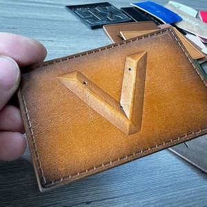 Proveedor de Parches de Cuero PU Vintage de Primera Calidad con Acabado Desgastado, Entrega Rápida, Parches de Cuero con Logotipo de Marca en Relieve 3D Personalizados para Jeans - Product Image 1