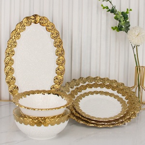 จานเซรามิกสีขาวสำหรับงานแต่งงาน ขอบลายกุหลาบทอง พร้อมลวดลายนูน - Product Image 3