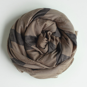 Sergé noir rayure gland Court foulards polyester d'épissure en soie brillante crème solaire châle hijabs d'hiver pour <span class=keywords><strong>les</strong></span> femmes de mode en gros - Product Image 3