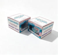 Dossier cadeau en carton ondulé écologique et recyclable avec fenêtre transparente, pelliculage mat et gaufrage pour l'emballage de bougies