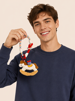 Porte-clés poney en peluche fait main avec logo personnalisé, décor fraise bleue, esthétique cheval à bascule, pendentif de sac, impression numérique, doux et durable