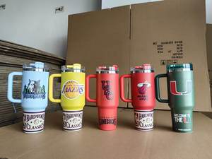 Vasos Personalizados de Acero Inoxidable de 40 oz con Asa de los <span class=keywords><strong>San</strong></span> <span class=keywords><strong>Antonio</strong></span> Spurs, Negros, para Fanáticos Hispanos Locos de los Equipos de Baloncesto, con Diseño de Copas - Product Image 3