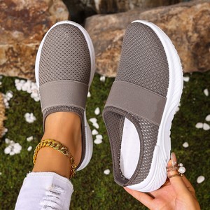 Chaussures décontractées légères et minimalistes pour femmes, en maille respirante, à enfiler, pour printemps, automne et été, grandes tailles, talon bas, couleur unie, ODM OEM - Product Image 3