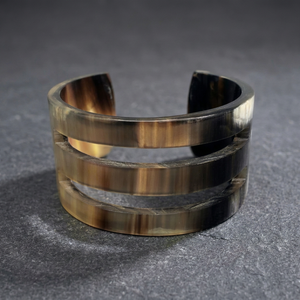 Brazaletes Abiertos Estilo Red, Joyería Artesanal de Cuerno con Diseño Intrincado Calado, Accesorios de Moda para Fiestas, Regalos y Artesanía Natural - Product Image 1