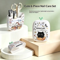 Coffret Cadeau Portable de Soins Personnels : Coupe-Ongles, Ciseaux à Ongles, Repousse-Cuticules et Cure-Oreilles à Motifs Graffiti de Personnages de Dessins Animés