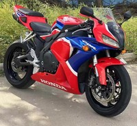 Motocicleta Deportiva de Alto Rendimiento Honda1 CBR1000 1000cc, Cuatro Cilindros en Línea, Refrigeración Líquida, EFI, ABS