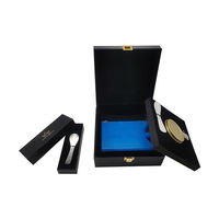 Boîte cadeau rigide noire mate pour caviar avec logo en feuille d'or, insert en mousse découpé sur mesure pour boîtes de caviar et ensemble de cuillères de service