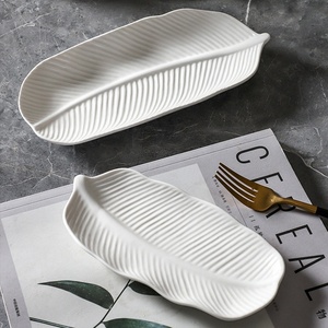 <span class=keywords><strong>Assiette</strong></span> à <span class=keywords><strong>dessert</strong></span> en céramique créative minimaliste japonaise en forme de feuille de bananier, <span class=keywords><strong>assiette</strong></span> à sushi, <span class=keywords><strong>assiette</strong></span> à fruits, vaisselle d'hôtel en blanc pur, <span class=keywords><strong>assiette</strong></span> à poisson - Product Image 3