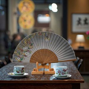 Abanicos Plegables de Bambú de Alta Calidad de 21 cm, al Mejor Precio, de Larga Duración, con Hermosa Decoración de Flores Talladas y Pintadas, Portátiles - Product Image 3