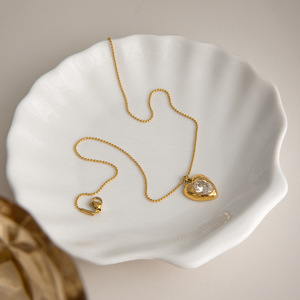 Collar con Colgante de Acero Inoxidable en Forma de Corazón con Engaste de Zirconia Redonda para Regalo - Product Image 4