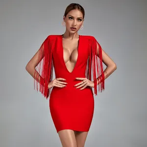 Vente en gros d'Ocstrade Mini robe sexy à col en V profond pour femme Robe moulante longue à pompon pour épaule Robes rouges pour femmes Soirée élégante
