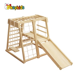 Pyramide d'escalade en bois pour <span class=keywords><strong>aire</strong></span> <span class=keywords><strong>de</strong></span> <span class=keywords><strong>jeux</strong></span> intérieure <span class=keywords><strong>Montessori</strong></span> avec toboggan et balançoires W01F012 - Product Image 1