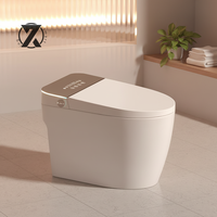 WC intelligent P-trap avec réservoir dissimulé, chasse automatique à capteur, siège chauffant inclus, design moderne à poser au sol, salle de bain futuriste