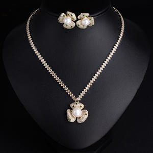 CAIOOCHE Parure de bijoux pour femme avec collier pendentif fleur en zircon cubique et boucles d'oreilles clous en perles, mignonne et ravissante, cadeau pour la Fête des Mères - Product Image 2