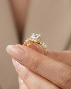 Bague de fiançailles de luxe en or blanc 14 carats avec diamant de laboratoire taille coussin et pierres latérales couleur D F pour femme - Product Image 2