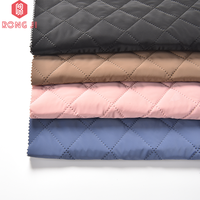 Remise 100% polyester 290gsm Release Emboss avec 300T Semi Dull Taffetas Cire imperméable ton à ton tissu pour doudoune