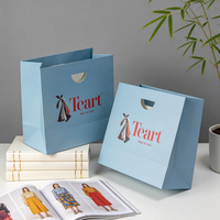 Sacs en papier d'art de luxe personnalisés OEM/ODM avec poignée découpée, en matériaux recyclés, pour le shopping, la vente en gros de vêtements et de bijoux