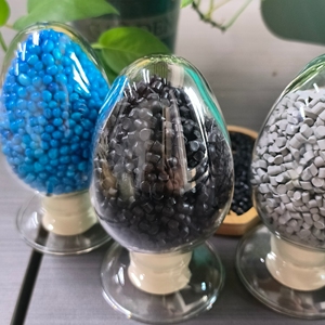 Vente en gros de granulés noirs à haute brillance de qualité alimentaire PP pour moulage par soufflage de films Produits en plastique Applications de tuyaux - Product Image 6