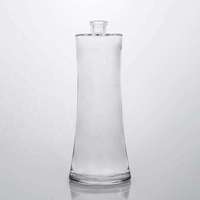 Bottiglia Vuota per Alcolici in Vetro Flint ad Alta Trasparenza con Base Pesante e Design a Vita Stretta per Vodka e Gin, con Tappo a Corona
