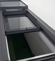 Lucarne motorisée télécommandée en alliage d'aluminium avec design coulissant et pliable, résistante au vent, style minimaliste, étanche