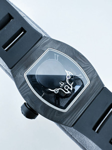 Un reloj de pulsera de alta gama ha debutado, creando un reloj mecánico de fibra de carbono cómodo y resistente a los golpes. - Product Image 5