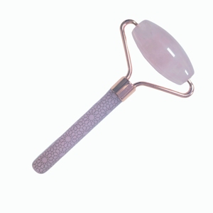 Rodillo Facial de Cuarzo Rosa para el Cuidado de la Piel, Diseño Botánico con Acabado Brillante - Product Image 4